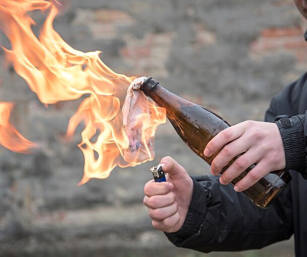 Mit einer Flasche und einem benzingetränkten Tuch soll der Angeklagte den Brandsatz gebaut haben.