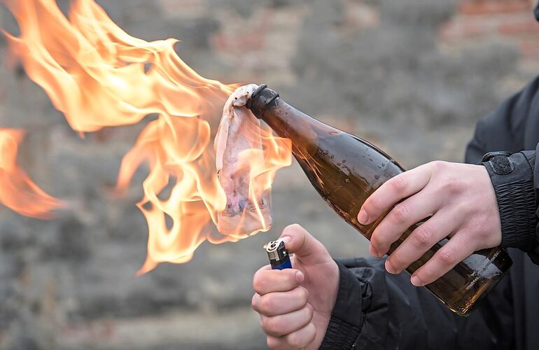 Mit einer Flasche und einem benzingetränkten Tuch soll der Angeklagte den Brandsatz gebaut haben.