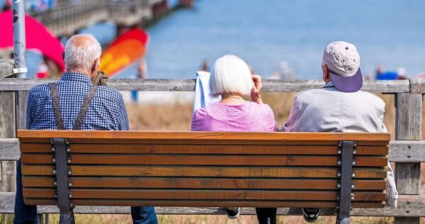 Ruhestand und ab ans Meer: Ganz so leicht funktioniert der Wechsel aus dem Arbeitsleben dann doch nicht. Ruhestand und ab ans Meer: Ganz so leicht funktioniert der Wechsel aus dem Arbeitsleben dann doch nicht.