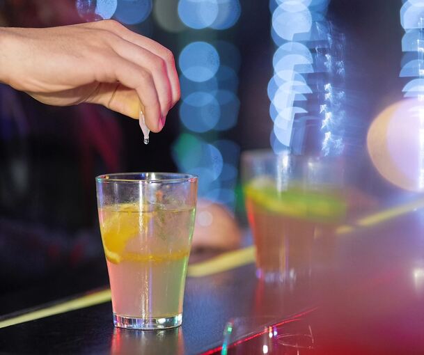 Partynacht mit den Freundinnen. Die Gefahr im Glas ist aber unsichtbar: K.o.-Tropfen.