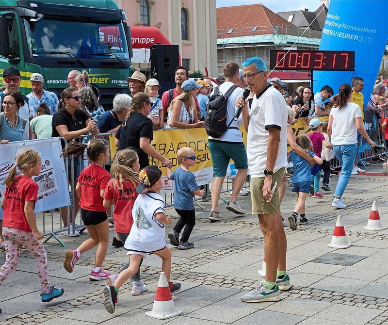 Auch Kinder sind dabei.
