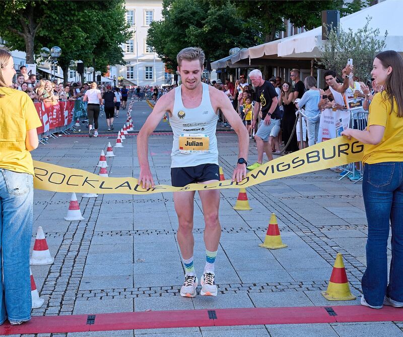 Der Sieger Julian Großkopf kommt ins Ziel.