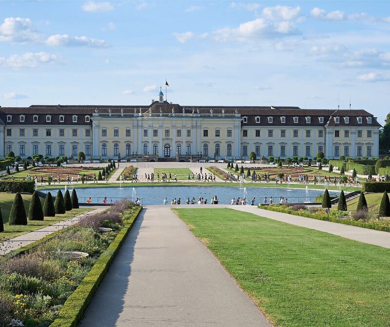 Die Rennstrecke vor dem Schloss.
