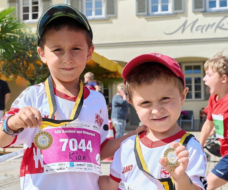 Kian und Noan sind fünf und drei Jahre alt. Sie sind bei den Bambini mitgelaufen.