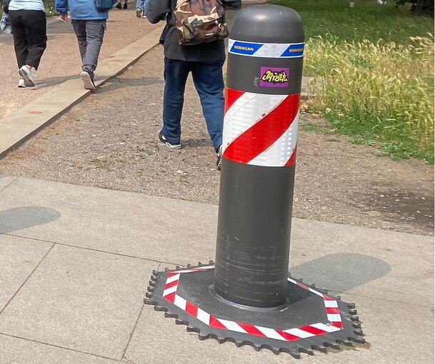 Der 84-Jährige prallte zunächst gegen einen Poller.