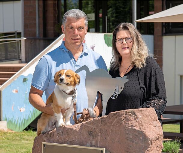 Seit fast zehn Jahren sind sie „die Gesichter“ zu Strümpfelbrunn: Kai und Corinna mit Schullandheim-Hund Jupp.