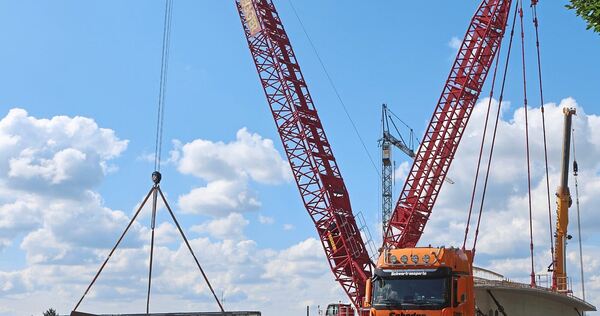 Mit riesigen Kränen werden die Brückenteile bewegt.