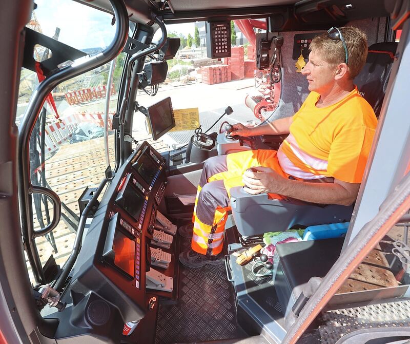 Stefan Beeler in seinem Kran-Cockpit.