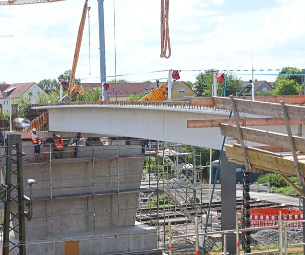 Eines der Brückenteil wird eingehoben.