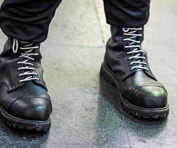 Immer öfter sehe man nun wieder junge Menschen, die im Neonazi-Look rumlaufen, sagt „Bas Kunin“.