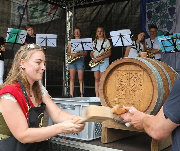 Die Besigheimer Weinprinzessin Anna Joos und Bürgermeister Jörg Frauhammer beim Fassanstich.