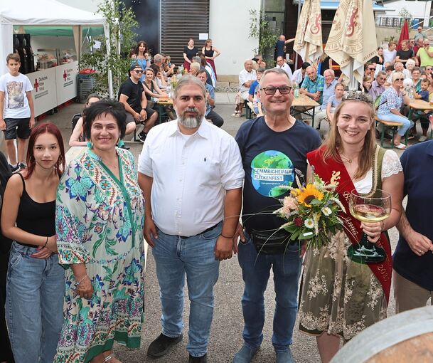 Sie feierten den Festauftakt (von links): Gäste aus der griechischen Partnergemeinde Trigono-Orestiada, Schultes Jörg Frauhammer, Weinprinzessin Anna Joos und Landtagsabgeordneter Tobias Vogt.