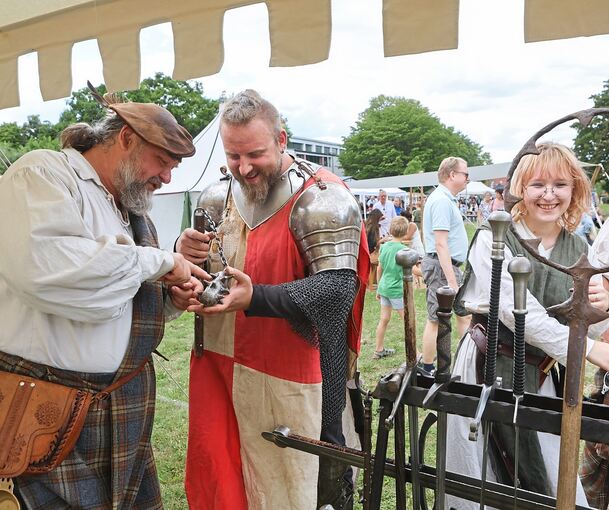 Schwerter und Rüstungen gehören natürlich zum Mittelaltermarkt.