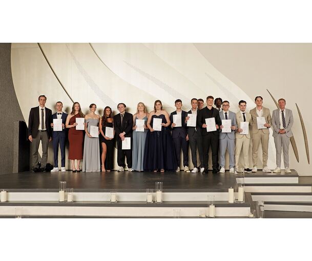 Abteilungsleiter Frank Ziegner (ganz links) und Schulleiter Steffen Benz (ganz rechts) mit den Preisträgerinnen und Preisträgern des Abiturjahrgangs 2025 der Robert-Franck-Schule.