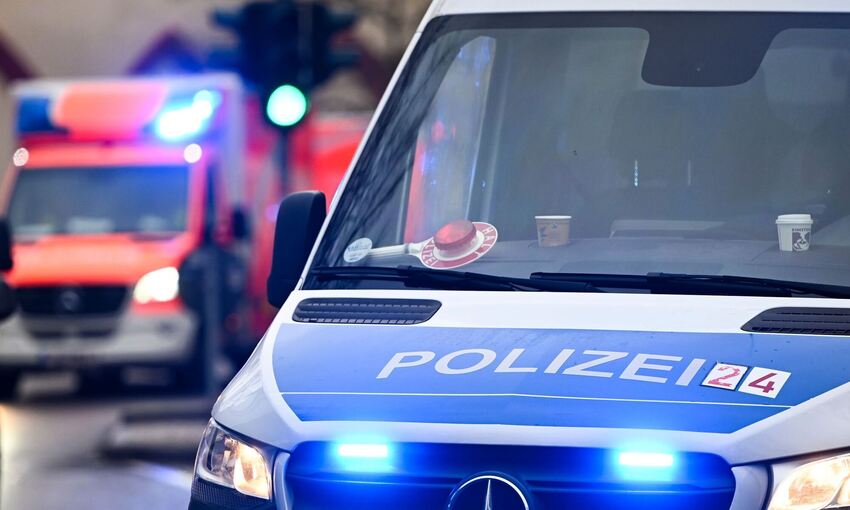 Polizei und Krankenwagen