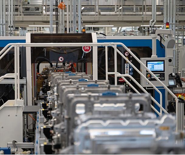 Am Stammwerk in Untertürkheim wird die elektrische Antriebseinheit für den neuen Hoffnungsträger der Schwaben gefertigt: den CLA. Hier liegen diese Einheiten auf einem Fließband vor dem Prüfstand.