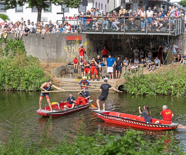 Die Teilnehmer am traditionellen Fischerstechen schenkten sich nichts.