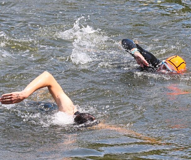 Schwimmen in der Enz, Radfahren und Laufen sind die Disziplinen des Triathlons.