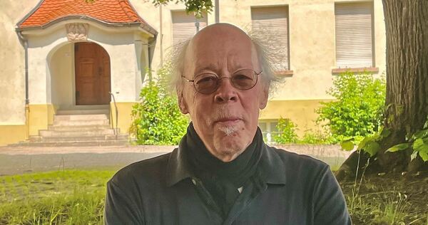 Gerhard Möller kam aus dem Ruhestand ans Helene-Lange-Gymnasium Markgröningen zurück, weil ein Musiklehrer fehlte. Demnächst geh Gerhard Möller kam aus dem Ruhestand ans Helene-Lange-Gymnasium Markgröningen zurück, weil ein Musiklehrer fehlte. Demnächst geht seine Aushilfstätigkeit ins vierte Jahr.