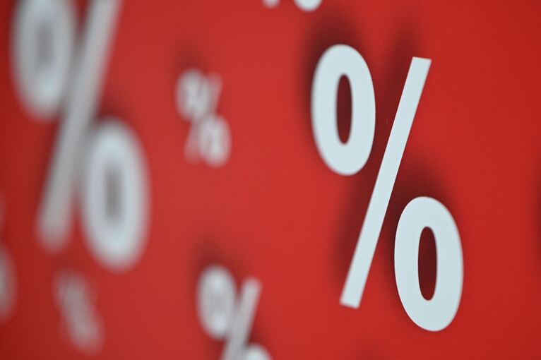 Werbung für Rabatte in einem Laden