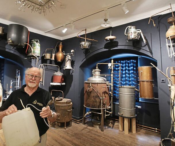 Museumsgründer Kurt Sartorius inmitten der Sammlung von Schwarz-und Geheimbrennereien im Schwäbischen Schnapsmuseum.