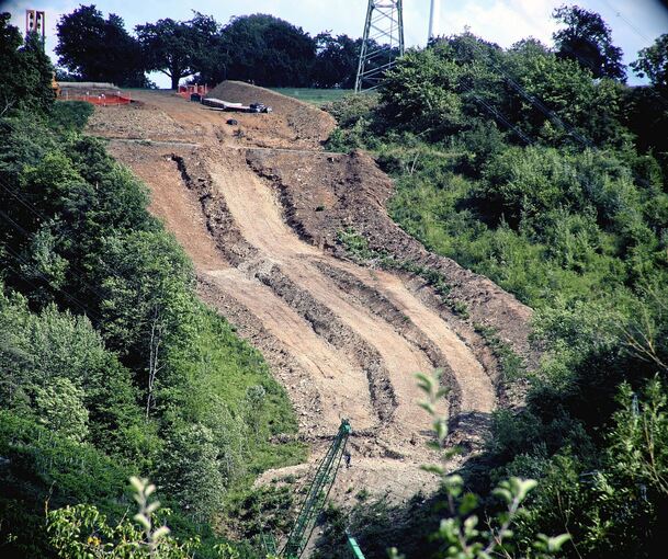 Die Trasse am Steilhang an der Enz in Richtung Forst ist für die Verlegung der Rohre vorbereitet.