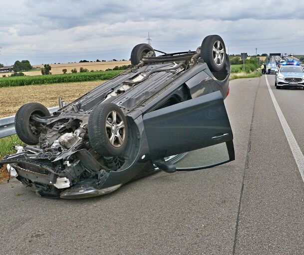 Bei dem Unfall landete der Mazda auf dem Dach.
