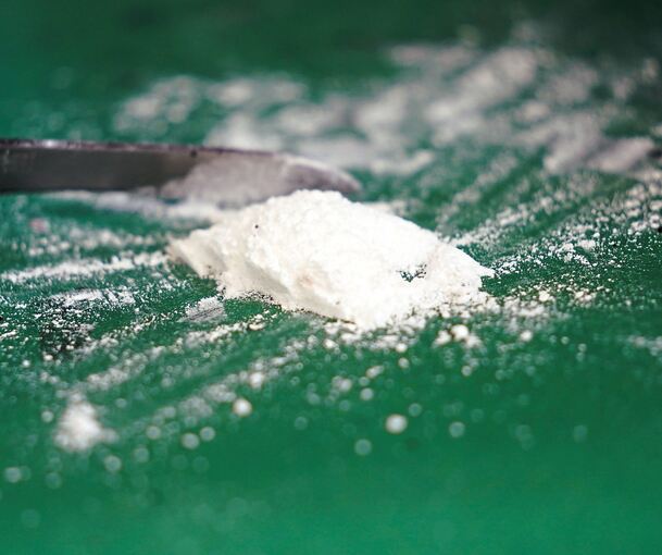 Vorgeworfen wird den drei Angeklagten der Handel mit Kokain. Der 57-Jährige aus Steinheim soll unter anderem 50 Gramm davon in Alufolie von Ludwigshafen in die Region transportiert haben.
