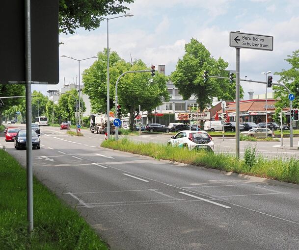 Schwieberdinger Straße an der Kreuzung mit der Gänsfußallee: Auf dem kleinen Stück grünem Mittelstreifen hinter der Ampel soll die Lasersäule stehen.