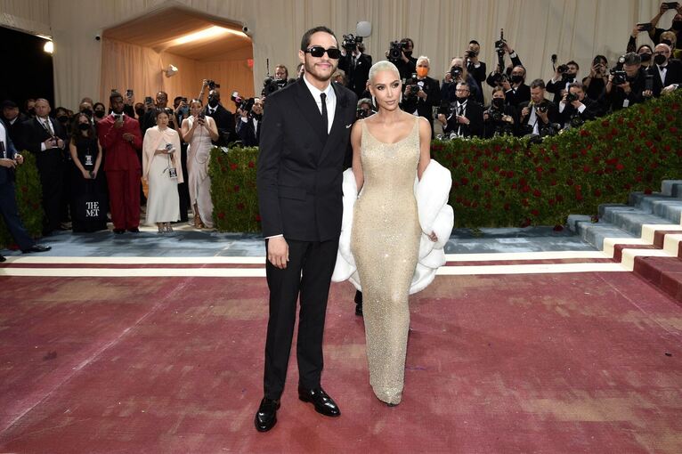Kim Kardashian (r) und Pete Davidson