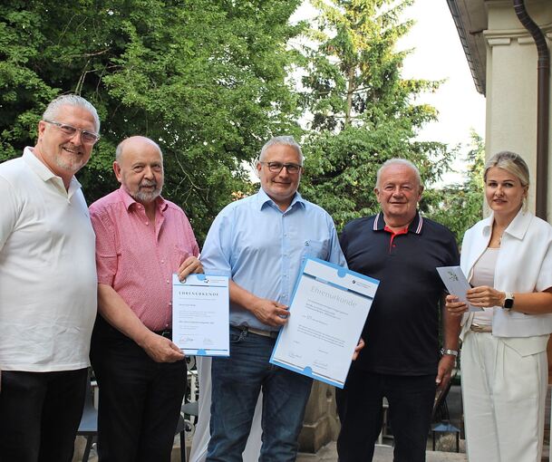 Freuen sich über die Ehrungen (von links): Obermeister Michael Scholz, Gert Abele, Maik und Karl Rendle, Geschäftsführerin Nicol Freuen sich über die Ehrungen (von links): Obermeister Michael Scholz, Gert Abele, Maik und Karl Rendle, Geschäftsführerin Nicole Ackermann.