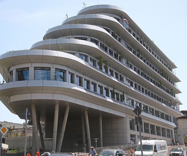 Der schiffsähnliche Neubau am Bietigheimer Bahnhof.