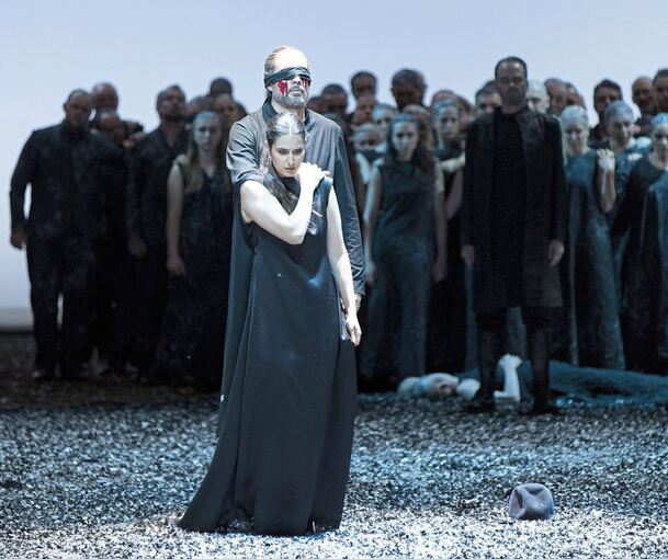 Ödipus (Paul Gay), geblendet und gebrochen, wird von seiner Tochter Antigone (Fotini Athanassaki) geführt.