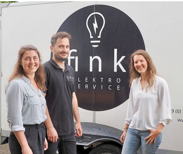 Vorbild für junge Macher: Geschäftsführer Maximilian Fink mit seiner Partnerin Janessa Schneider (links) und Manuela Opel von der Handwerkskammer Region Stuttgart.