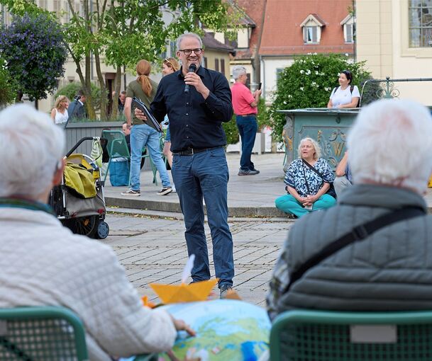Citykirchenpfarrer Martin Wendte beim Friedensgebet auf dem Marktplatz.