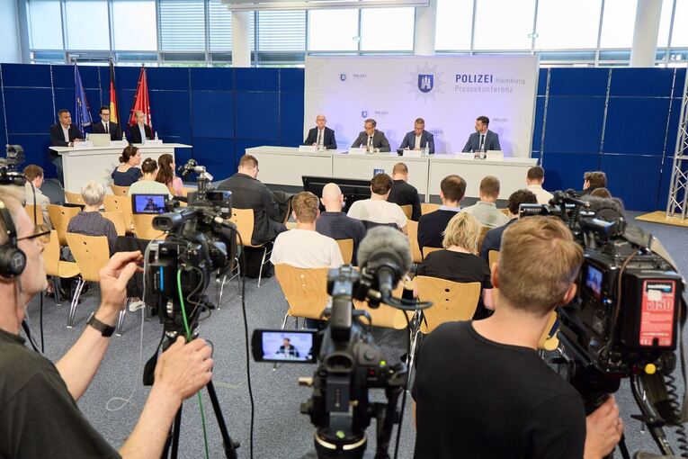 Zurückliegende Pressekonferenz