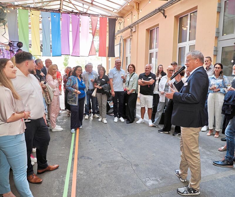 Verleger Gerhard Ulmer begrüßt die Gäste auf dem Hi.Francky.