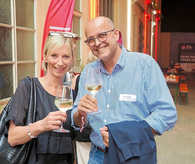 Ein Glas Weißwein an einem Sommerabend.