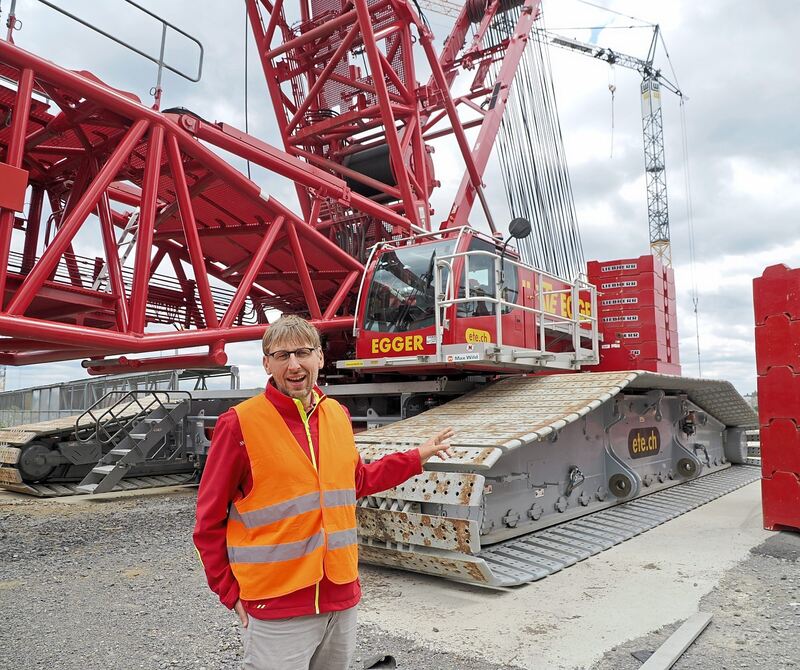 Dirk Maisenhölder führt die Gruppe über die baustelle.