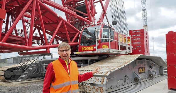 Dirk Maisenhölder führt die Gruppe über die baustelle.