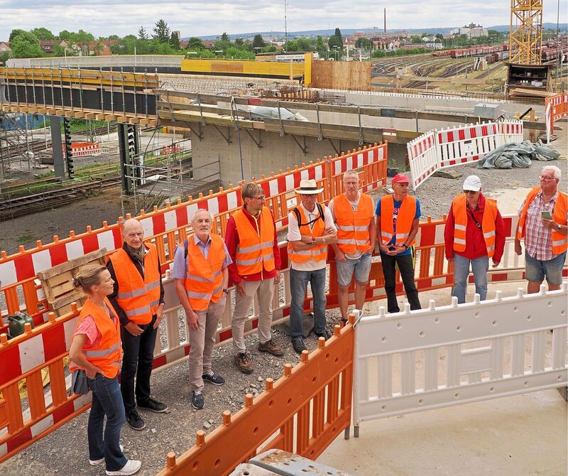 Die Besucher hören mit großem Interesse zu.