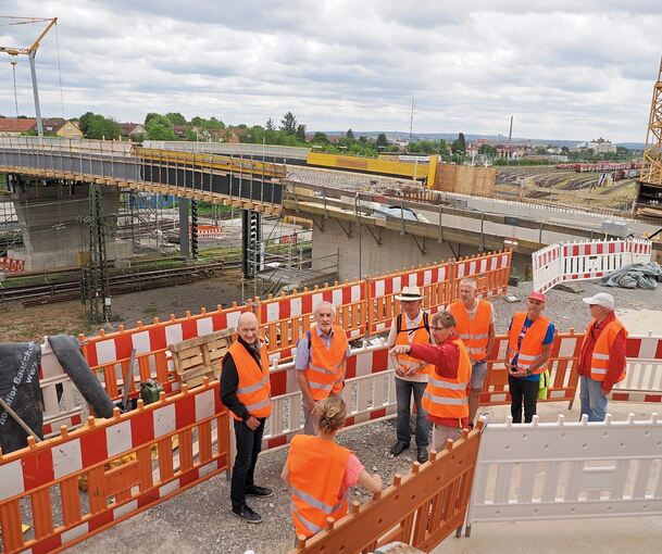 Eine Gruppe von Besuchern an der Pflugfelder Brücke.