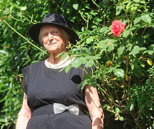 Margot Kuhn in ihrem Garten in Benningen: Sie liebt schwarz-weiße Outfits. Das verbindet sie mit Modeschöpfer Karl Lagerfeld. Dazu ihr Geburtsort: Hamburg.