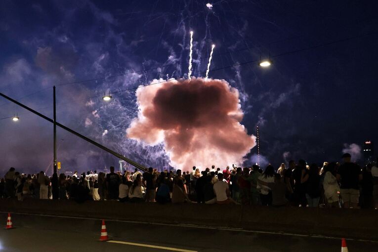 Feuerwerkskörper verletzt viele Menschen in Düsseldorf Feuerwerkskörper verletzt viele Menschen in Düsseldorf