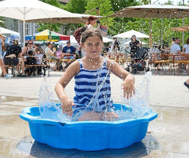 Daria planscht und kühlt sich ab. Allerdings nicht ganz freiwillig, sie ist in eine Wespe getreten. Diese Insekten waren an den Wasserdüsen zahlreich vorhanden, mit sich mit Flüssigkeit zu versorgen.