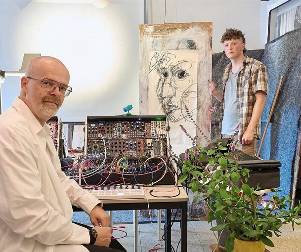 Jona Link (rechts) und Karel Hacker bei ihrer Performance „Zwischenwelt“.