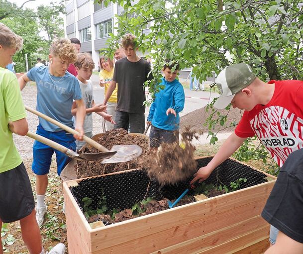 Am Hochbeet betätigten sich die Schüler auf gärtnerische Weise.