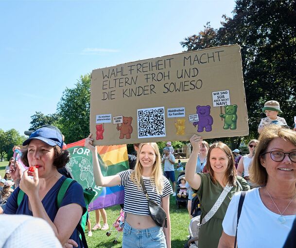 Rund 300 Eltern haben am Samstag auf der Bärenwiese demonstriert.