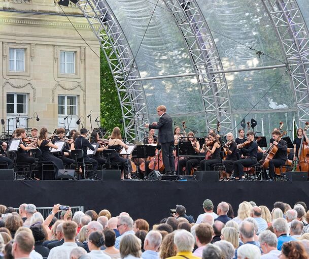 In diesem Jahr gibt es an drei aufeinander folgenden Abenden ein Open Air-Konzert am Monrepos. In diesem Jahr gibt es an drei aufeinander folgenden Abenden ein Open Air-Konzert am Monrepos.