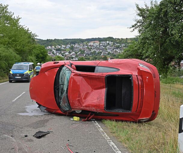 Der rote Porsche blieb auf der Fahrerseite liegen.